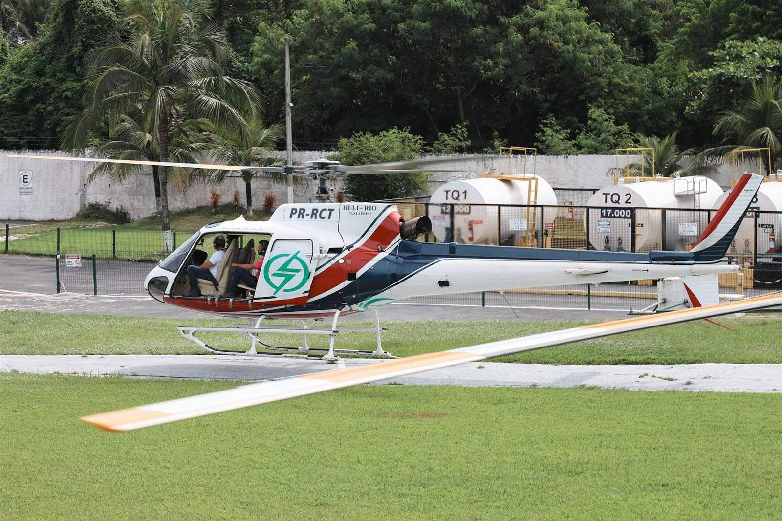 Helicóptero no heliporto da Heli Rio no Recreio