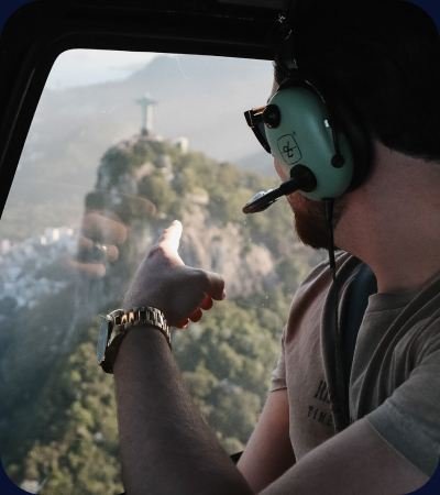Piloto da Heli Rio em voo