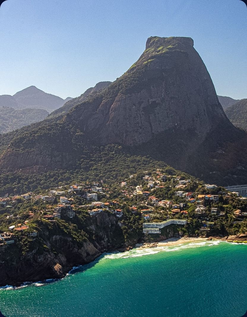 Voo panorâmico sobre a Pedra da Gávea
